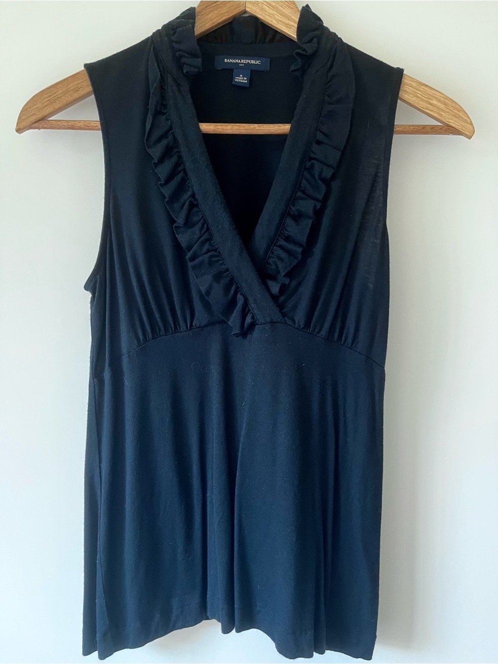 Banana Republic Black Ruffled V-Neck Sleeveless Top Small